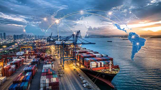 Puerto de carga conectado a rutas comerciales globales que ilustran la expansión de la Nueva Ruta de la Seda en América Latina.
