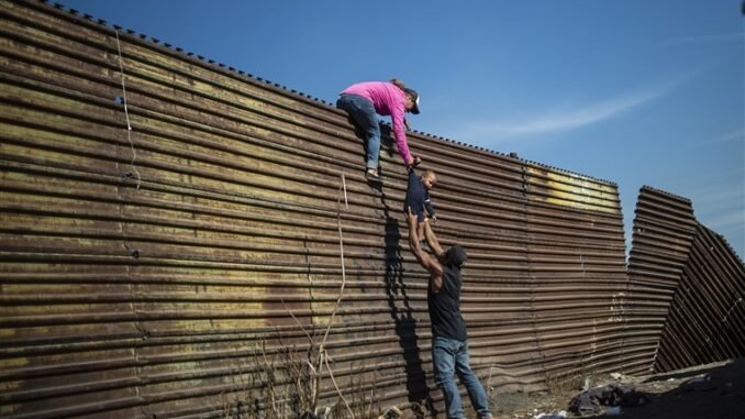190111-central-american-migrants-border-2018-ac-554p_69b11e7f6197f0e59e4c48c97d66b7f2.fit-760w