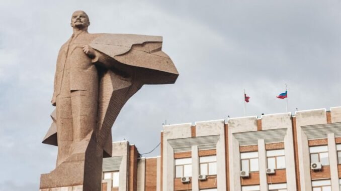 EuropaPress_4399221_estatua_lenin_moldavia-scaled-2-768x512
