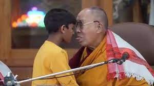 Dalái Lama besa a un chico en la boca y le pide que le chupe la