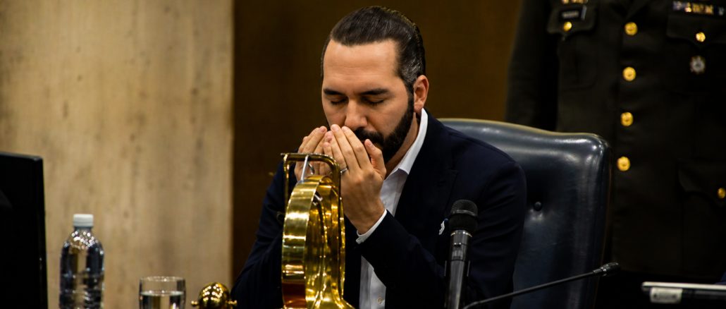 Nayib Bukele orando en la Asamblea Legislativa durante estrategia contra pandillas en El Salvador