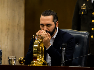 Nayib Bukele orando en la Asamblea Legislativa durante estrategia contra pandillas en El Salvador