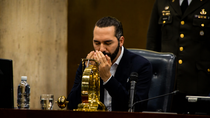 Nayib Bukele orando en la Asamblea Legislativa durante estrategia contra pandillas en El Salvador