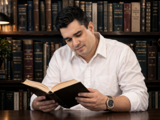 análisis geopolítico en biblioteca con libros de historia política y estudio del contexto internacional