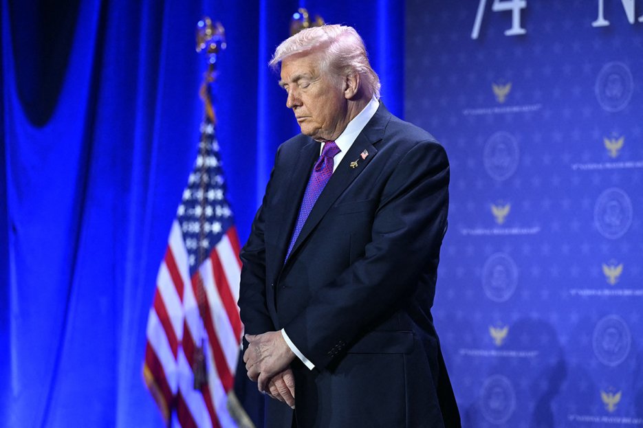 Trump Scr Trump exalta la religión y ataca a oponentes políticos en el Desayuno ...
