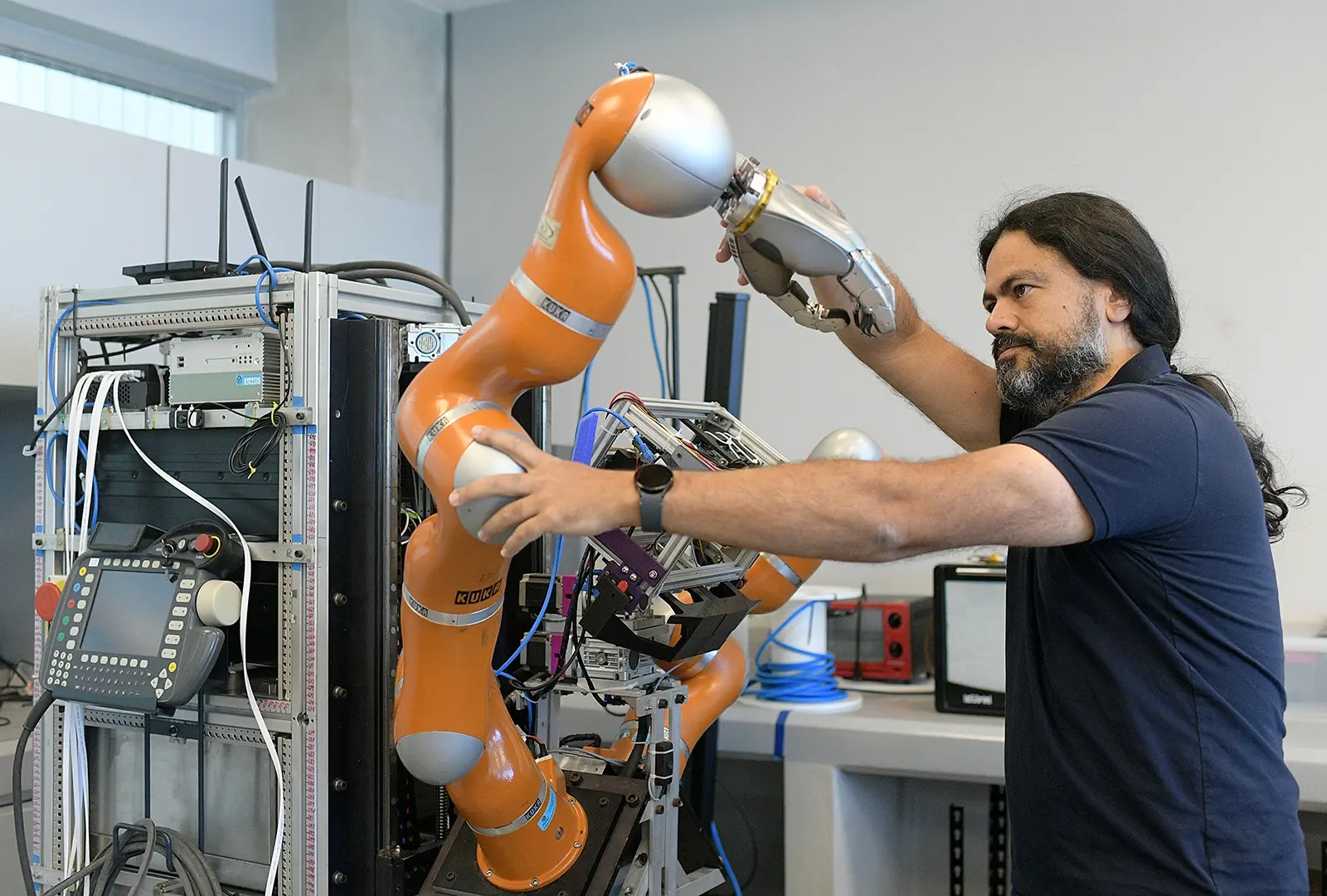 Dr. Federico Ruiz, encargado del ARCOS- lab UCR“El desarrollo del robot humanoide partió de una …