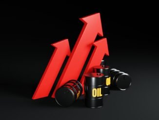 Aumento del precio del petróleo con barriles de crudo y flechas en alza