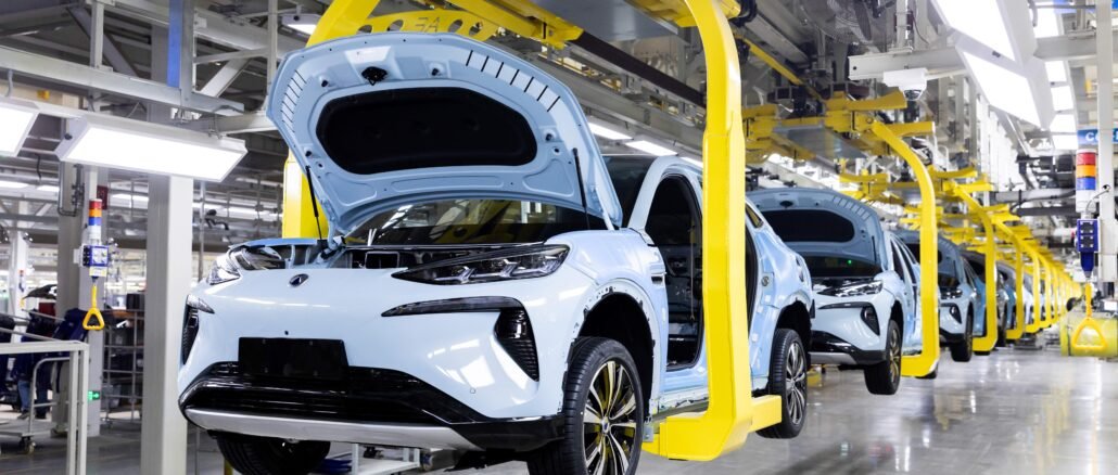 automóvil eléctrico en fábrica industrial durante la competencia tecnológica entre China Estados Unidos y Europa