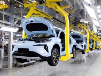 automóvil eléctrico en fábrica industrial durante la competencia tecnológica entre China Estados Unidos y Europa
