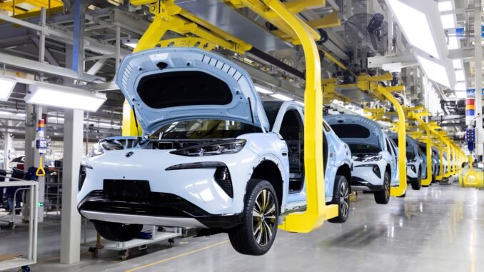 automóvil eléctrico en fábrica industrial durante la competencia tecnológica entre China Estados Unidos y Europa