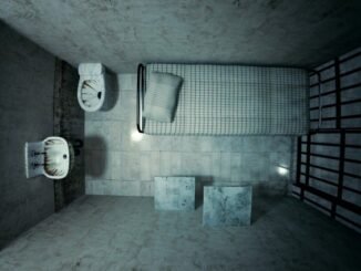 Celda en prisión federal de Estados Unidos para acusados de narcotráfico internacional con cama de concreto y vigilancia estricta