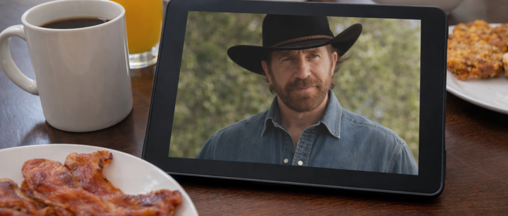 Chuck Norris en una tablet sobre una mesa con desayuno americano, representando su fenómeno viral en internet