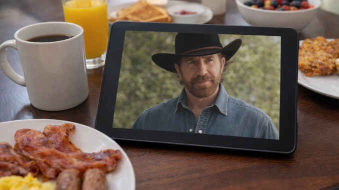 Chuck Norris en una tablet sobre una mesa con desayuno americano, representando su fenómeno viral en internet