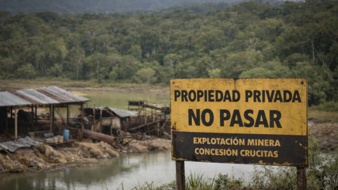 Sitio de explotación minera en Crucitas, Costa Rica, zona afectada por minería ilegal y debate político sobre proyecto legislativo.