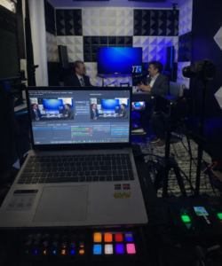 Detrás de cámaras del estudio de Impacto Noticias Costa Rica durante grabación de entrevista