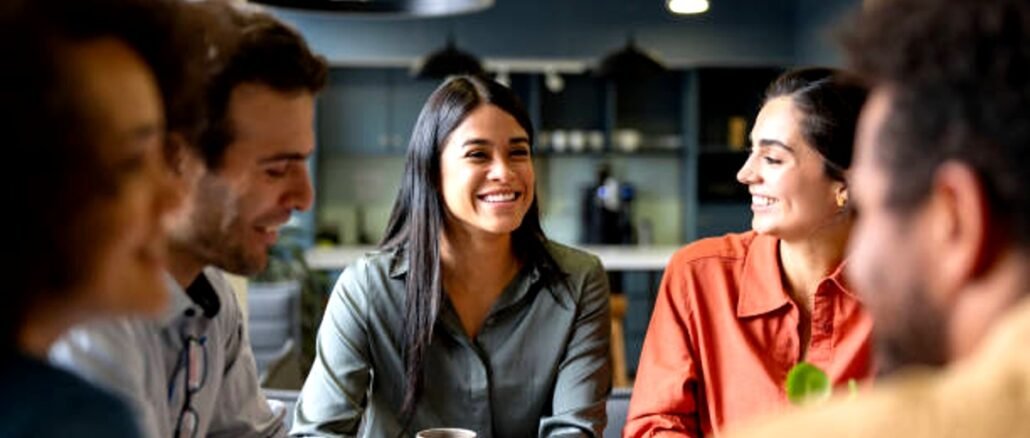 Grupo de personas conversando y sonriendo en Costa Rica, representando bienestar y felicidad