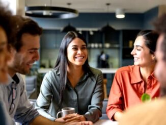 Grupo de personas conversando y sonriendo en Costa Rica, representando bienestar y felicidad