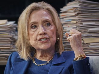 Hillary Clinton durante entrevista con archivos de investigación detrás sobre el caso Epstein