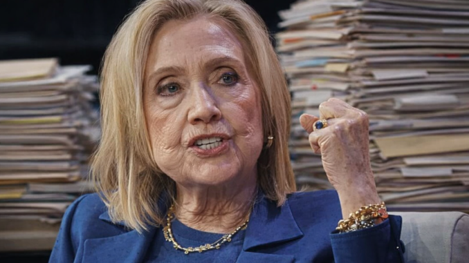 Hillary Clinton durante entrevista con archivos de investigación detrás sobre el caso Epstein