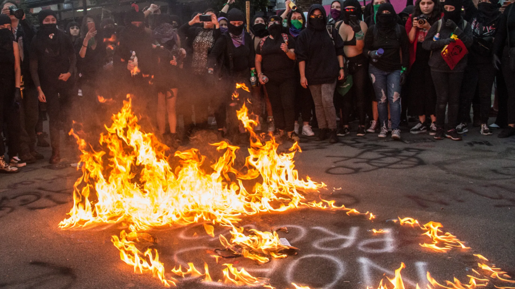 Escena de violencia en marcha del feminismo que polariza el mundo actual