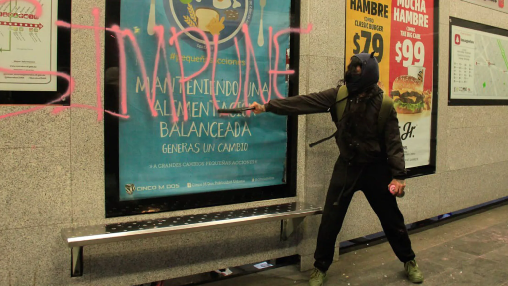 Protesta vinculada al feminismo que polariza el mundo en medio de disturbios urbanos