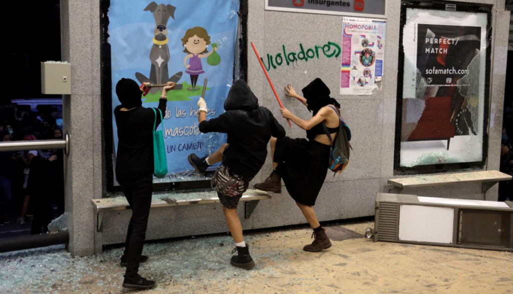 Imagen de protesta del feminismo que polariza el mundo durante enfrentamientos callejeros