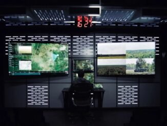 inteligencia artificial en geopolítica analizando datos en tiempo real desde un centro de control estratégico