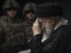 líder iraní en gesto de tensión con militares de Estados Unidos al fondo en contexto de conflicto