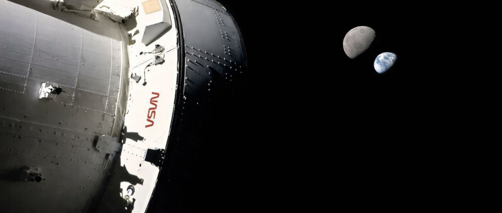 Cápsula Orion de la NASA en el espacio con la Luna y la Tierra al fondo durante el programa Artemis