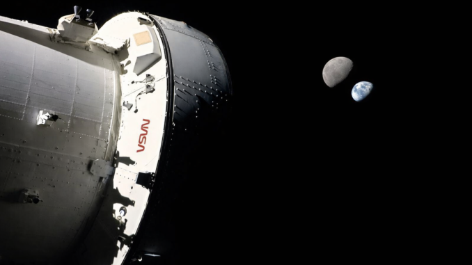 Cápsula Orion de la NASA en el espacio con la Luna y la Tierra al fondo durante el programa Artemis