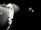 Cápsula Orion de la NASA en el espacio con la Luna y la Tierra al fondo durante el programa Artemis