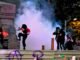Protesta feminista con disturbios y humo en vía pública durante manifestación nocturna