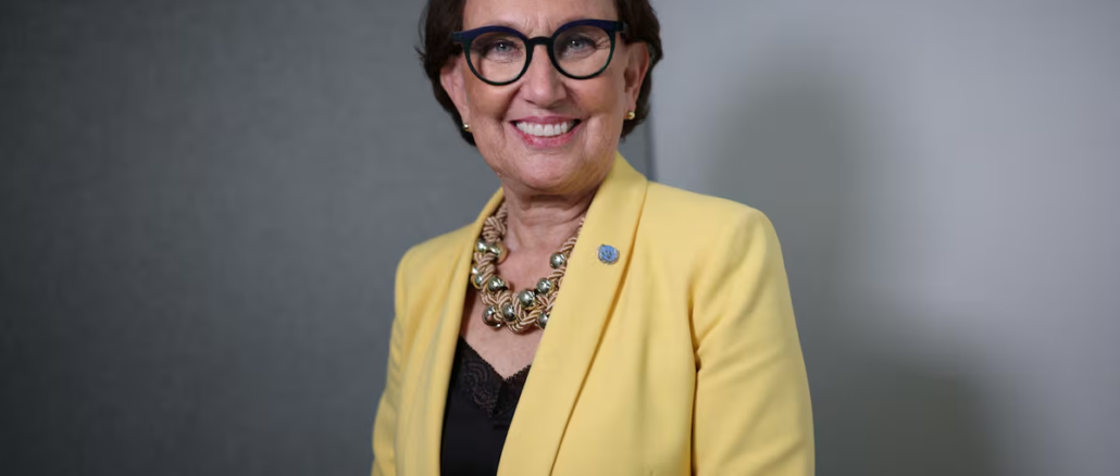 Rebeca Grynspan diplomática costarricense candidata a la Secretaría General de la ONU frente al edificio de Naciones Unidas