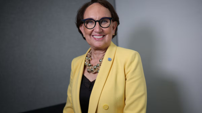 Rebeca Grynspan diplomática costarricense candidata a la Secretaría General de la ONU frente al edificio de Naciones Unidas