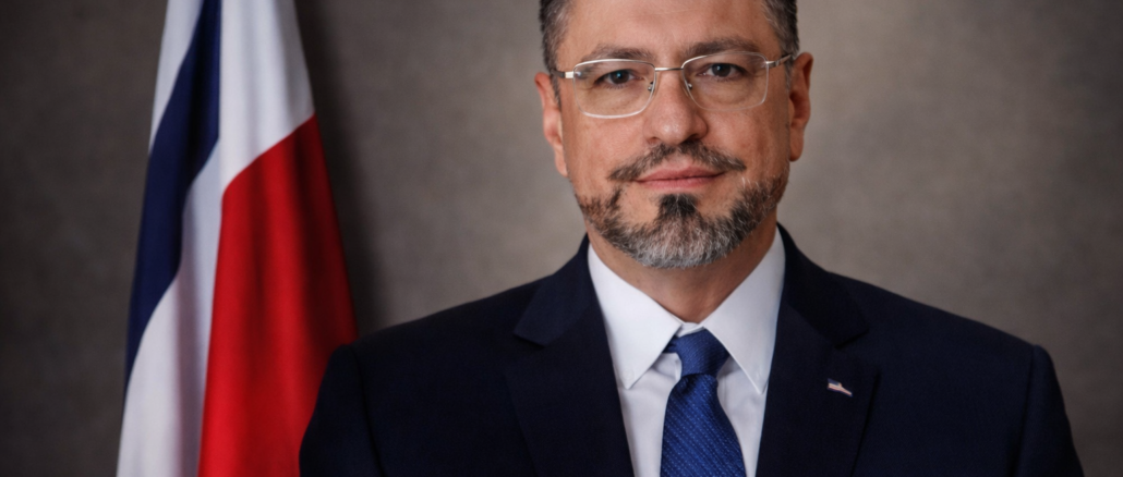 Rodrigo Chaves presidente de Costa Rica en imagen oficial