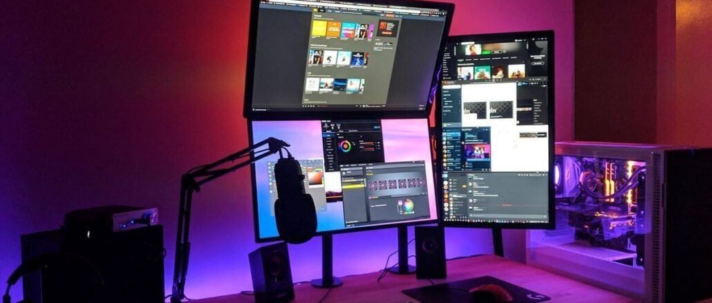 streaming de videojuegos en vivo con setup gamer profesional y múltiples monitores para transmisión en Twitch y YouTube