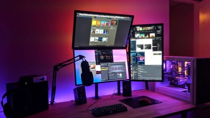 streaming de videojuegos en vivo con setup gamer profesional y múltiples monitores para transmisión en Twitch y YouTube