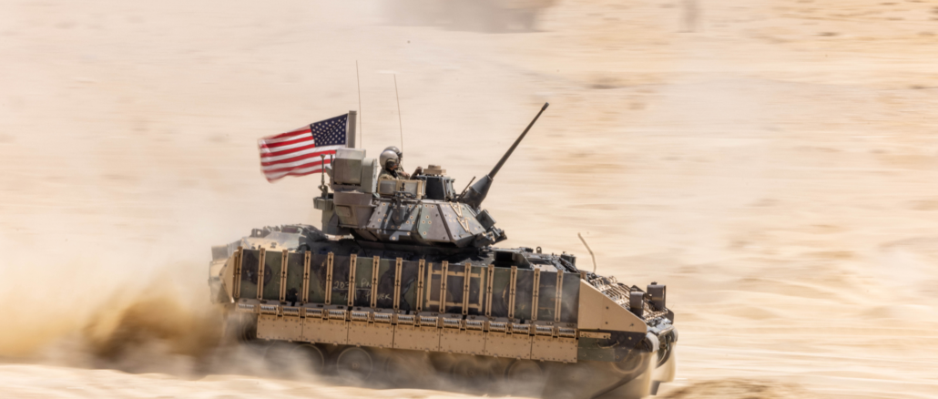 Tanque militar de Estados Unidos en el desierto durante ejercicios en Medio Oriente ante posible invasión terrestre a Irán