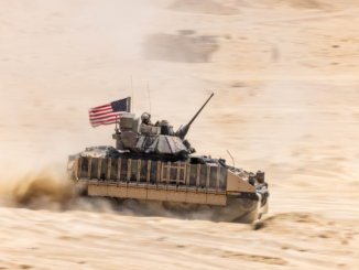 Tanque militar de Estados Unidos en el desierto durante ejercicios en Medio Oriente ante posible invasión terrestre a Irán