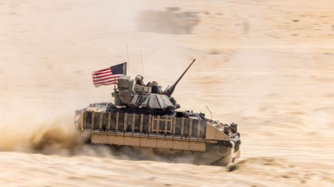 Tanque militar de Estados Unidos en el desierto durante ejercicios en Medio Oriente ante posible invasión terrestre a Irán