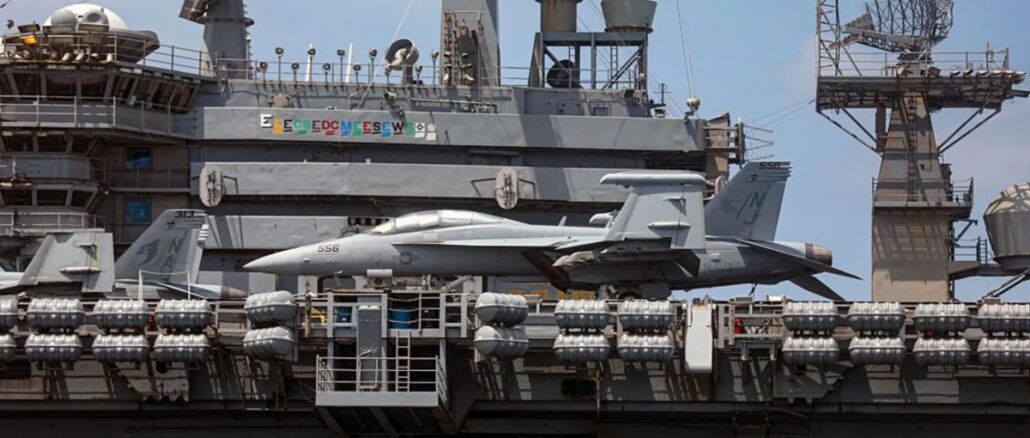 USS Nimitz en Panamá con avión de combate en cubierta durante despliegue naval de Estados Unidos en América Latina