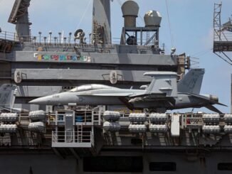 USS Nimitz en Panamá con avión de combate en cubierta durante despliegue naval de Estados Unidos en América Latina