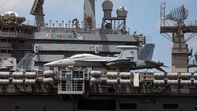 USS Nimitz en Panamá con avión de combate en cubierta durante despliegue naval de Estados Unidos en América Latina