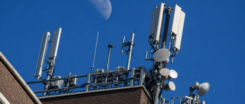 Antenas de telecomunicaciones 5G en Costa Rica sobre edificio urbano con infraestructura de red avanzada