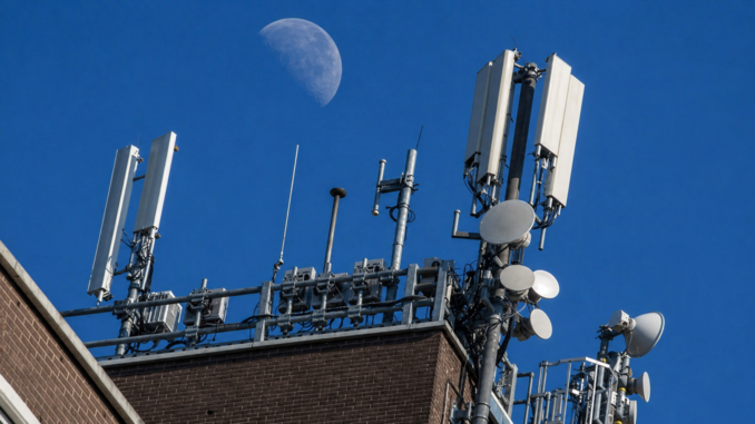 Antenas de telecomunicaciones 5G en Costa Rica sobre edificio urbano con infraestructura de red avanzada