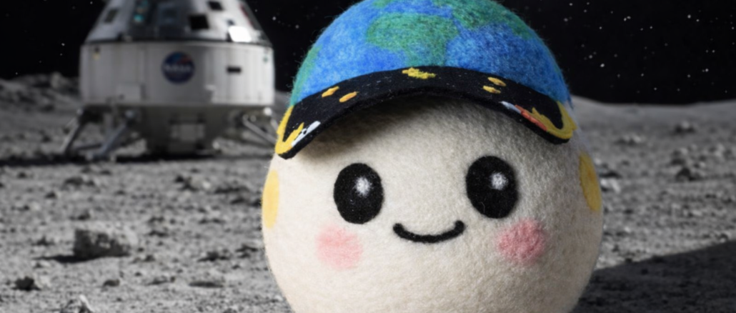 Peluche Rise en la superficie lunar durante la misión Artemis II con la cápsula Orion de la NASA al fondo