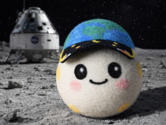 Peluche Rise en la superficie lunar durante la misión Artemis II con la cápsula Orion de la NASA al fondo