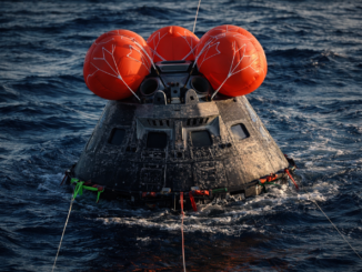 Artemis II regreso Tierra con cápsula Orion amerizando en el océano tras reentrada atmosférica