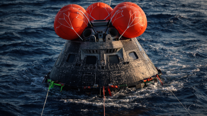 Artemis II regreso Tierra con cápsula Orion amerizando en el océano tras reentrada atmosférica