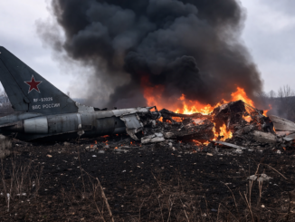 Avión militar ruso destruido tras estrellarse en Crimea con incendio y humo en la zona del impacto